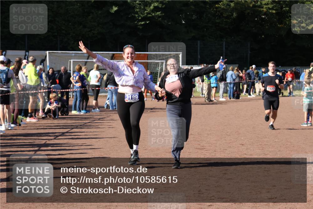 27.09.2026 - 35. Volkslauf durch das schöne Alstertal Strokosch-Dieckow http://msf.ph/oto/10585615 27.09.2026 11:45:24 Ziel 1537, 3197, 3199 meine-sportfotos.de