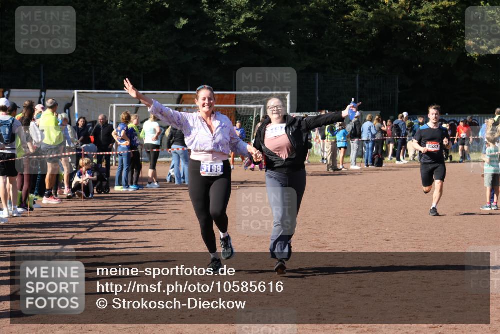 27.09.2026 - 35. Volkslauf durch das schöne Alstertal Strokosch-Dieckow http://msf.ph/oto/10585616 27.09.2026 11:45:24 Ziel 1537, 3197, 3199 meine-sportfotos.de