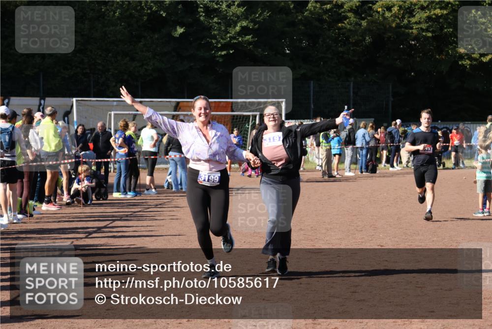 27.09.2026 - 35. Volkslauf durch das schöne Alstertal Strokosch-Dieckow http://msf.ph/oto/10585617 27.09.2026 11:45:24 Ziel 1537, 3197, 3199 meine-sportfotos.de