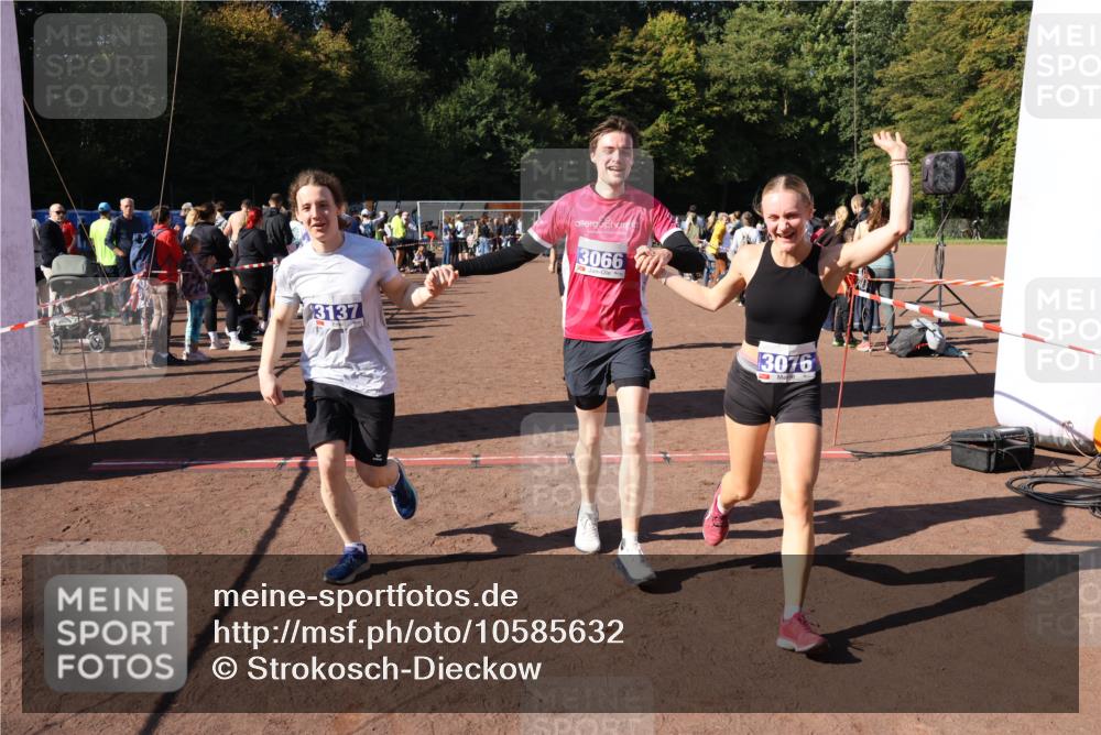 27.09.2026 - 35. Volkslauf durch das schöne Alstertal Strokosch-Dieckow http://msf.ph/oto/10585632 27.09.2026 11:45:15 Ziel 1470, 3066, 3076, 3124, 3137, 3283, 3284 meine-sportfotos.de