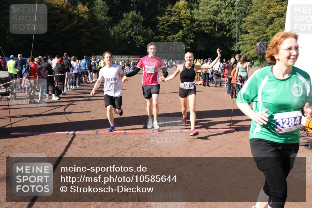 27.09.2026 - 35. Volkslauf durch das schöne Alstertal Strokosch-Dieckow http://msf.ph/oto/10585644 27.09.2026 11:45:14 Ziel 1442, 1470, 3066, 3076, 3124, 3137, 3283, 3284 meine-sportfotos.de