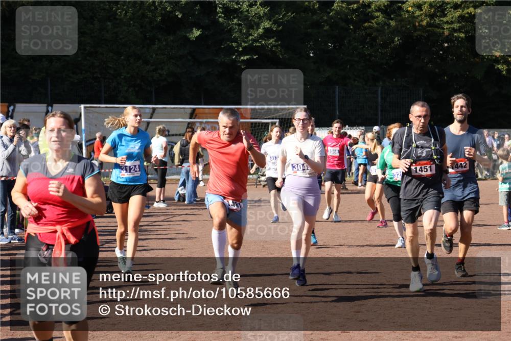 27.09.2026 - 35. Volkslauf durch das schöne Alstertal Strokosch-Dieckow http://msf.ph/oto/10585666 27.09.2026 11:45:07 Ziel 1442, 1451, 1481, 3045, 3066, 3076, 3124, 3137, 3283, 3284, 3357 meine-sportfotos.de