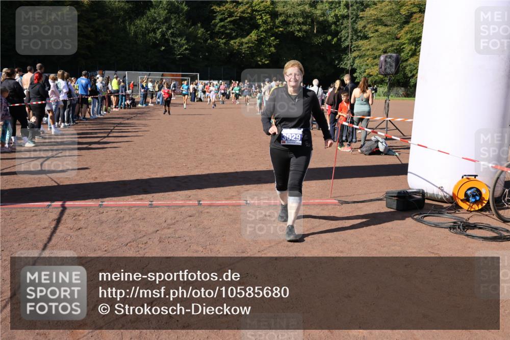 27.09.2026 - 35. Volkslauf durch das schöne Alstertal Strokosch-Dieckow http://msf.ph/oto/10585680 27.09.2026 11:45:00 Ziel 1481, 3029, 3357 meine-sportfotos.de