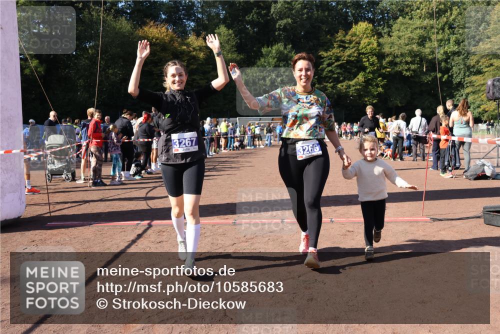 27.09.2026 - 35. Volkslauf durch das schöne Alstertal Strokosch-Dieckow http://msf.ph/oto/10585683 27.09.2026 11:44:56 Ziel 3029, 3266, 3267 meine-sportfotos.de