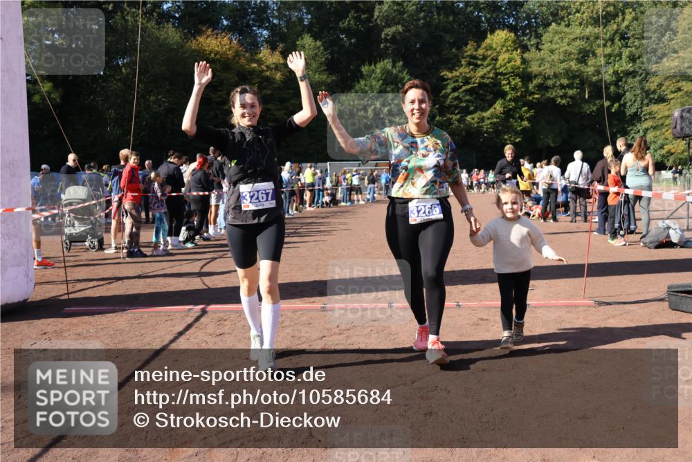 27.09.2026 - 35. Volkslauf durch das schöne Alstertal Strokosch-Dieckow http://msf.ph/oto/10585684 27.09.2026 11:44:56 Ziel 3029, 3266, 3267 meine-sportfotos.de