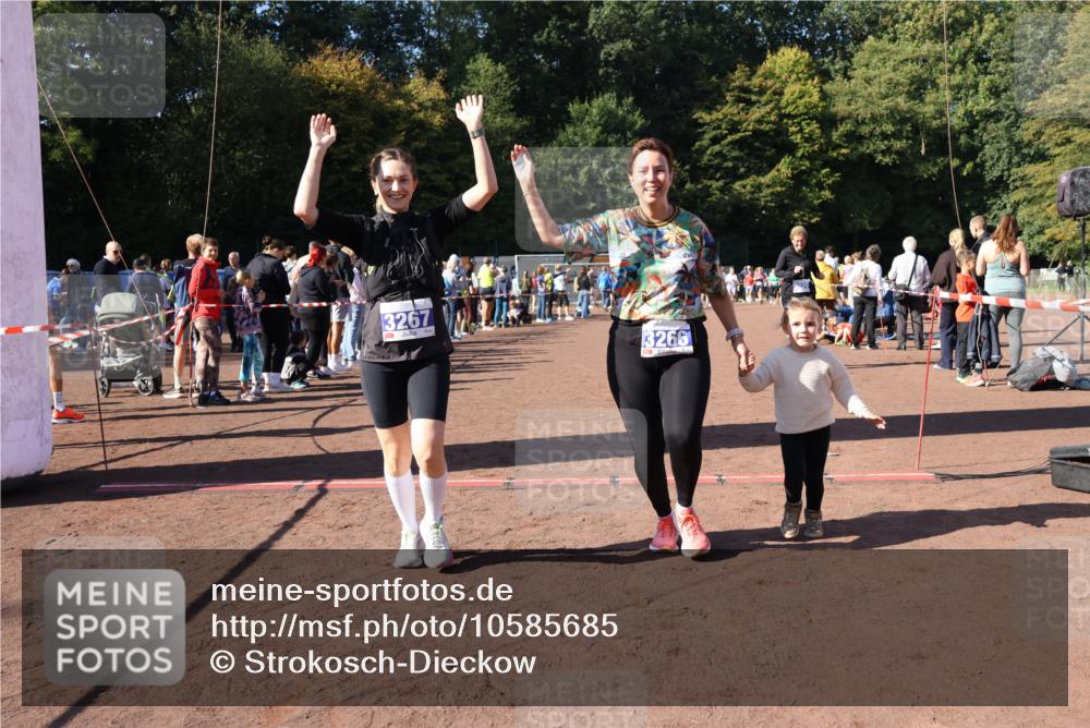 27.09.2026 - 35. Volkslauf durch das schöne Alstertal Strokosch-Dieckow http://msf.ph/oto/10585685 27.09.2026 11:44:56 Ziel 3029, 3266, 3267 meine-sportfotos.de