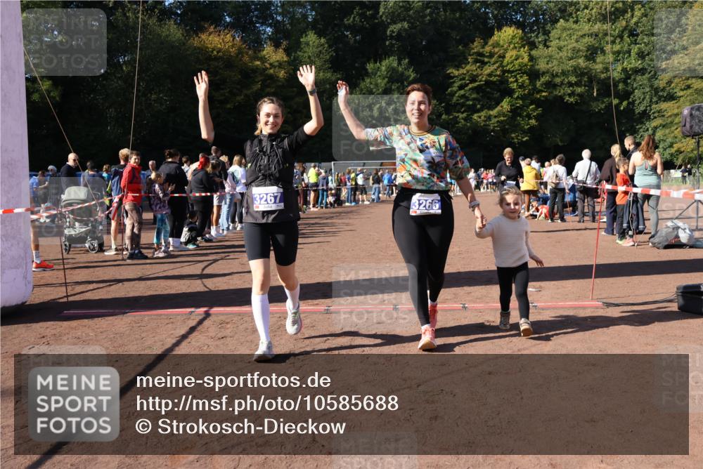 27.09.2026 - 35. Volkslauf durch das schöne Alstertal Strokosch-Dieckow http://msf.ph/oto/10585688 27.09.2026 11:44:56 Ziel 3029, 3266, 3267 meine-sportfotos.de
