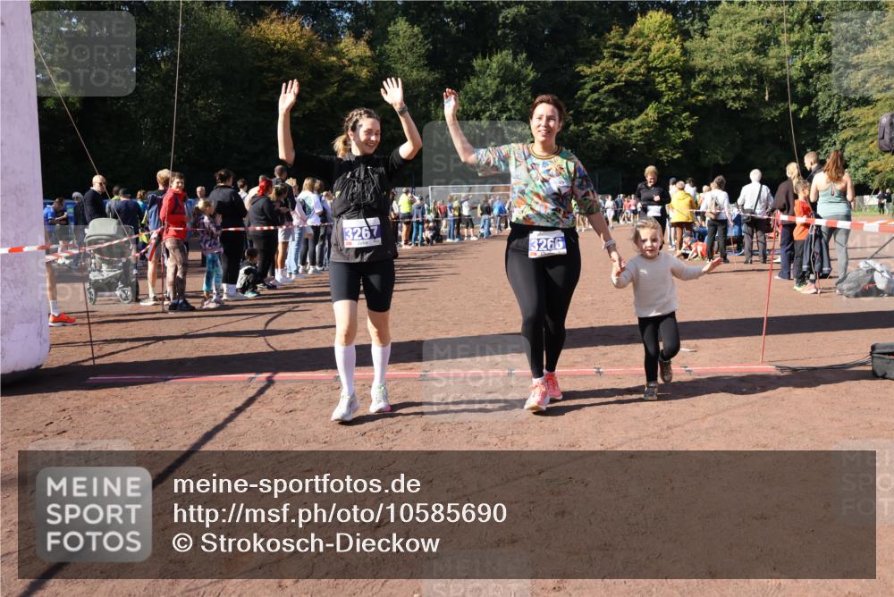 27.09.2026 - 35. Volkslauf durch das schöne Alstertal Strokosch-Dieckow http://msf.ph/oto/10585690 27.09.2026 11:44:55 Ziel 3029, 3266, 3267 meine-sportfotos.de