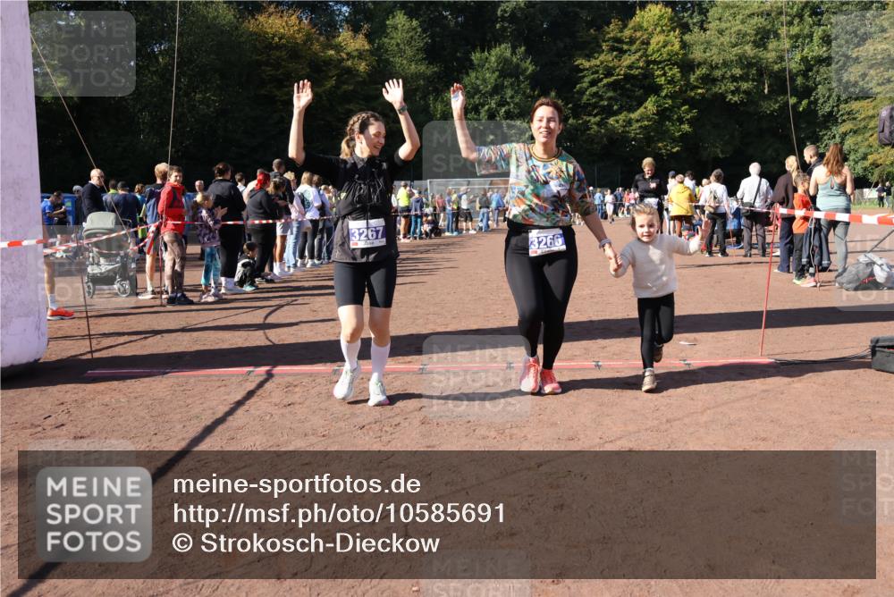 27.09.2026 - 35. Volkslauf durch das schöne Alstertal Strokosch-Dieckow http://msf.ph/oto/10585691 27.09.2026 11:44:55 Ziel 3029, 3266, 3267 meine-sportfotos.de