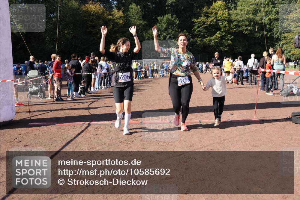 27.09.2026 - 35. Volkslauf durch das schöne Alstertal Strokosch-Dieckow http://msf.ph/oto/10585692 27.09.2026 11:44:55 Ziel 3029, 3266, 3267 meine-sportfotos.de