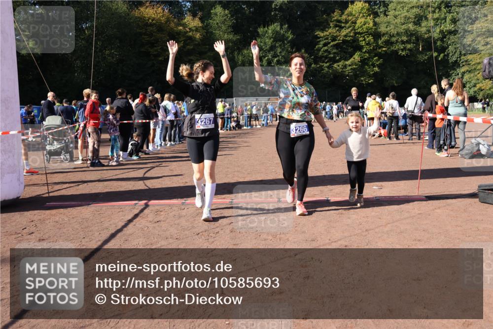 27.09.2026 - 35. Volkslauf durch das schöne Alstertal Strokosch-Dieckow http://msf.ph/oto/10585693 27.09.2026 11:44:55 Ziel 3029, 3266, 3267 meine-sportfotos.de