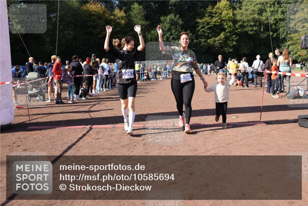 27.09.2026 - 35. Volkslauf durch das schöne Alstertal Strokosch-Dieckow http://msf.ph/oto/10585694 27.09.2026 11:44:55 Ziel 3029, 3266, 3267 meine-sportfotos.de
