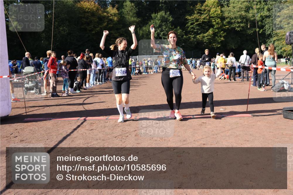 27.09.2026 - 35. Volkslauf durch das schöne Alstertal Strokosch-Dieckow http://msf.ph/oto/10585696 27.09.2026 11:44:55 Ziel 3029, 3266, 3267 meine-sportfotos.de