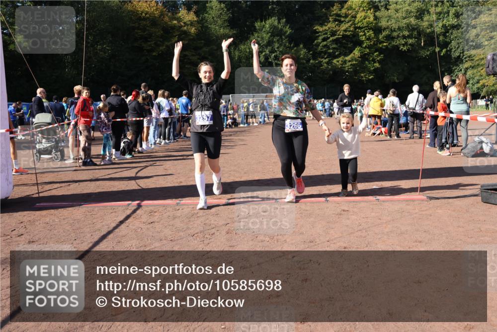 27.09.2026 - 35. Volkslauf durch das schöne Alstertal Strokosch-Dieckow http://msf.ph/oto/10585698 27.09.2026 11:44:55 Ziel 3029, 3266, 3267 meine-sportfotos.de