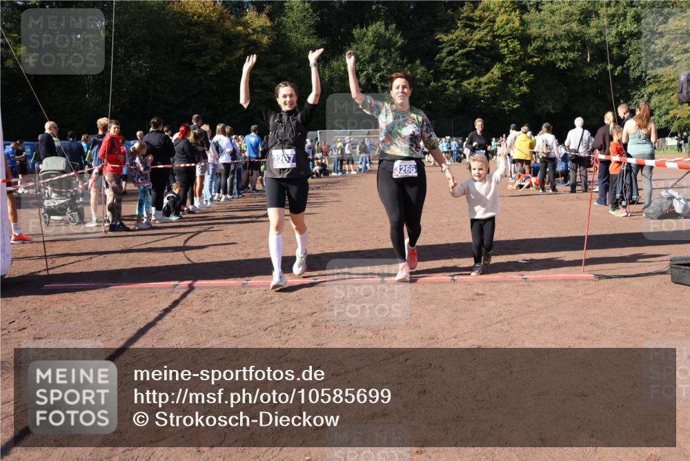 27.09.2026 - 35. Volkslauf durch das schöne Alstertal Strokosch-Dieckow http://msf.ph/oto/10585699 27.09.2026 11:44:55 Ziel 3029, 3266, 3267 meine-sportfotos.de