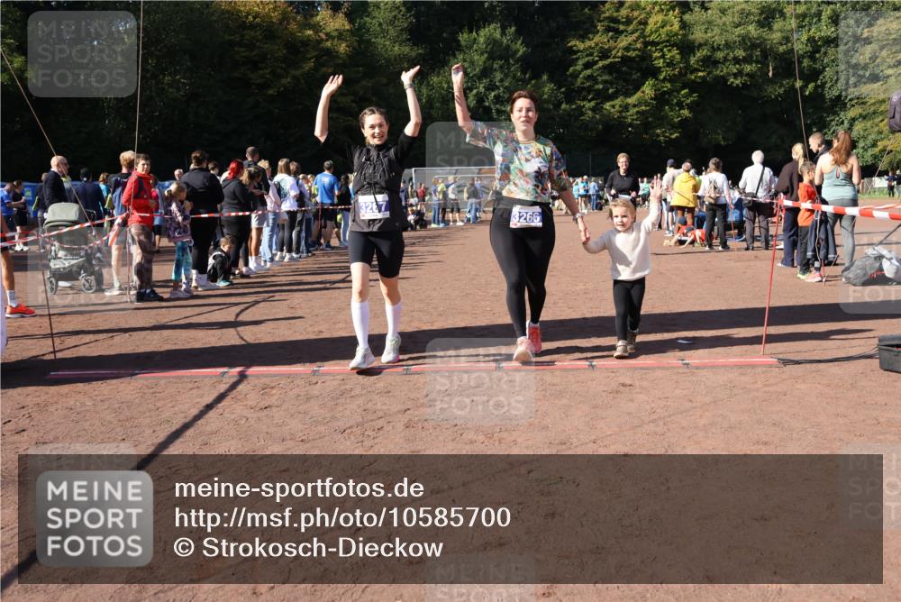 27.09.2026 - 35. Volkslauf durch das schöne Alstertal Strokosch-Dieckow http://msf.ph/oto/10585700 27.09.2026 11:44:55 Ziel 3029, 3266, 3267 meine-sportfotos.de