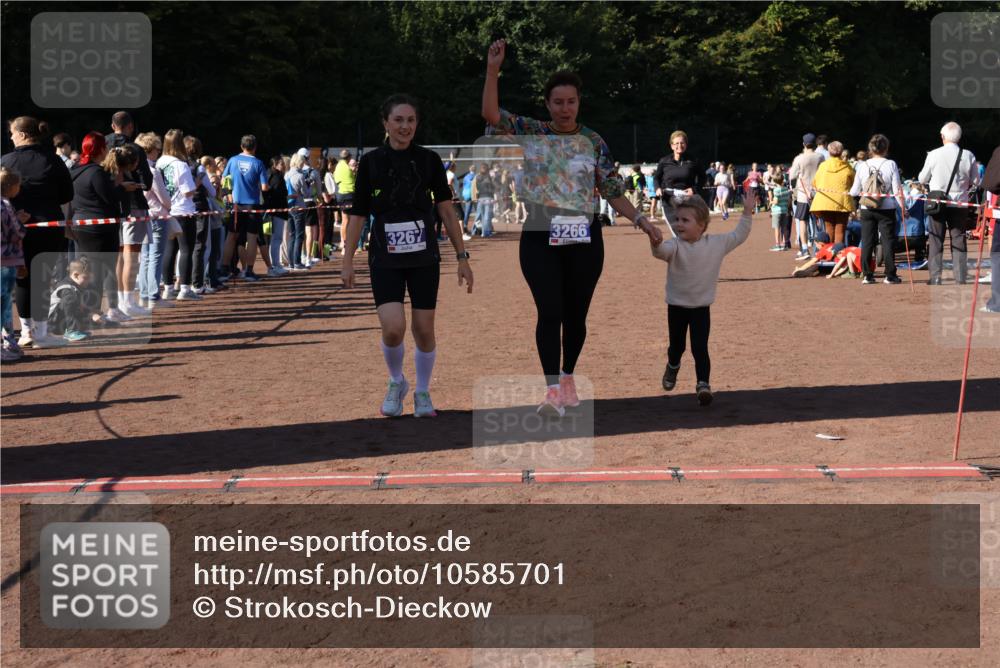 27.09.2026 - 35. Volkslauf durch das schöne Alstertal Strokosch-Dieckow http://msf.ph/oto/10585701 27.09.2026 11:44:54 Ziel 3029, 3266, 3267 meine-sportfotos.de