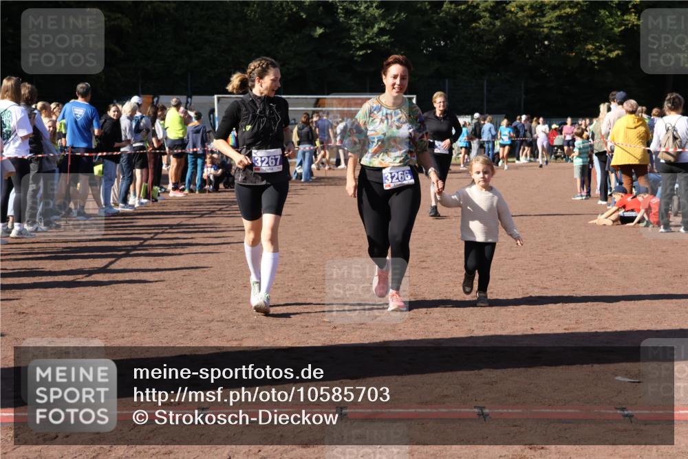 27.09.2026 - 35. Volkslauf durch das schöne Alstertal Strokosch-Dieckow http://msf.ph/oto/10585703 27.09.2026 11:44:53 Ziel 3029, 3266, 3267 meine-sportfotos.de