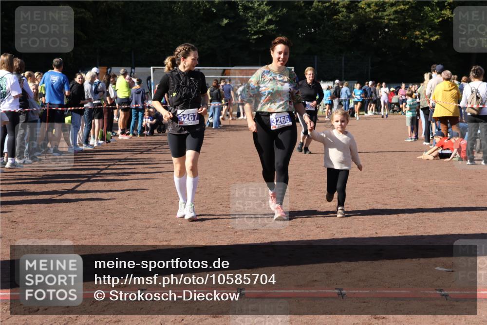 27.09.2026 - 35. Volkslauf durch das schöne Alstertal Strokosch-Dieckow http://msf.ph/oto/10585704 27.09.2026 11:44:53 Ziel 3029, 3266, 3267 meine-sportfotos.de