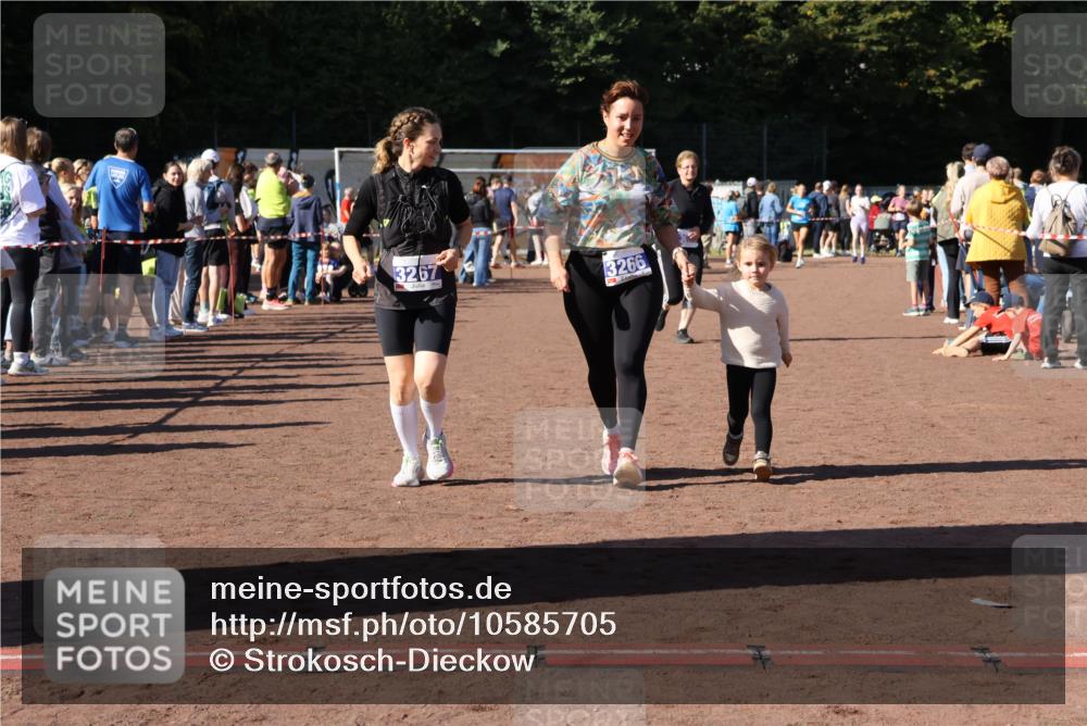 27.09.2026 - 35. Volkslauf durch das schöne Alstertal Strokosch-Dieckow http://msf.ph/oto/10585705 27.09.2026 11:44:53 Ziel 3029, 3266, 3267 meine-sportfotos.de