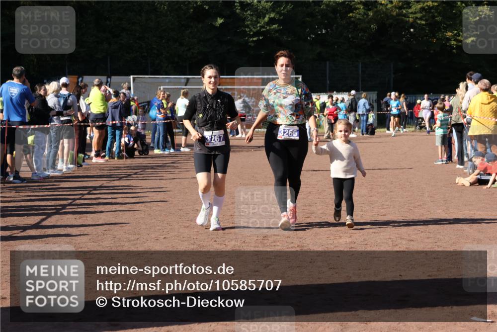 27.09.2026 - 35. Volkslauf durch das schöne Alstertal Strokosch-Dieckow http://msf.ph/oto/10585707 27.09.2026 11:44:52 Ziel 3029, 3266, 3267 meine-sportfotos.de