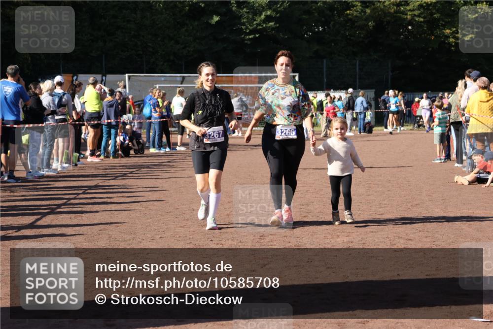 27.09.2026 - 35. Volkslauf durch das schöne Alstertal Strokosch-Dieckow http://msf.ph/oto/10585708 27.09.2026 11:44:52 Ziel 3029, 3266, 3267 meine-sportfotos.de