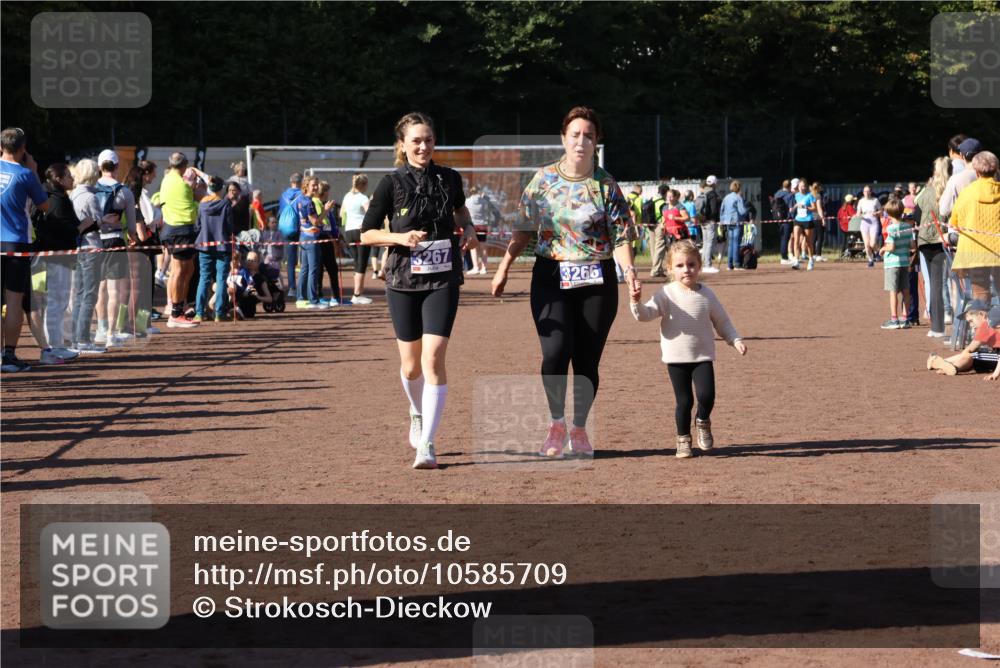 27.09.2026 - 35. Volkslauf durch das schöne Alstertal Strokosch-Dieckow http://msf.ph/oto/10585709 27.09.2026 11:44:52 Ziel 3029, 3266, 3267 meine-sportfotos.de