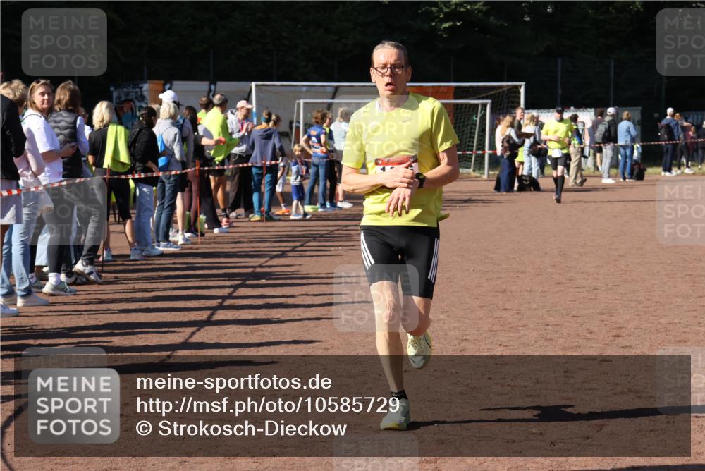 27.09.2026 - 35. Volkslauf durch das schöne Alstertal Strokosch-Dieckow http://msf.ph/oto/10585729 27.09.2026 11:44:17 Ziel 1476, 3113 meine-sportfotos.de