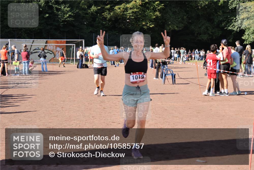 27.09.2026 - 35. Volkslauf durch das schöne Alstertal Strokosch-Dieckow http://msf.ph/oto/10585757 27.09.2026 11:56:12 Ziel 1019, 1531, 1560 meine-sportfotos.de