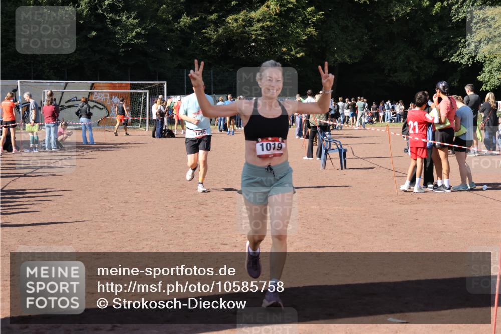 27.09.2026 - 35. Volkslauf durch das schöne Alstertal Strokosch-Dieckow http://msf.ph/oto/10585758 27.09.2026 11:56:12 Ziel 1019, 1531, 1560 meine-sportfotos.de