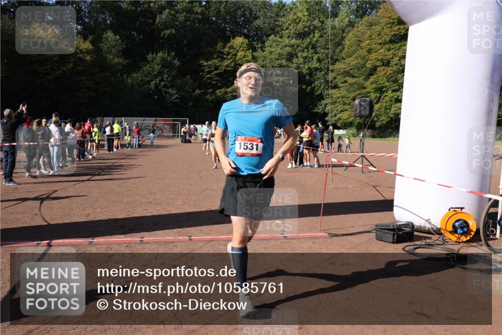 27.09.2026 - 35. Volkslauf durch das schöne Alstertal Strokosch-Dieckow http://msf.ph/oto/10585761 27.09.2026 11:56:09 Ziel 1019, 1531, 1534, 1560 meine-sportfotos.de