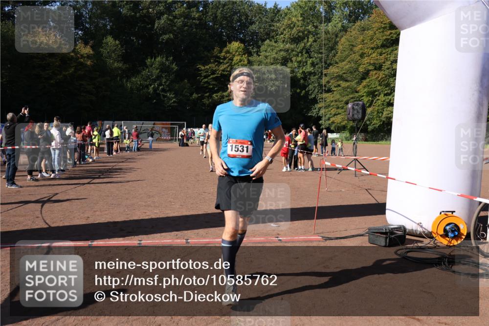 27.09.2026 - 35. Volkslauf durch das schöne Alstertal Strokosch-Dieckow http://msf.ph/oto/10585762 27.09.2026 11:56:09 Ziel 1019, 1531, 1534, 1560 meine-sportfotos.de