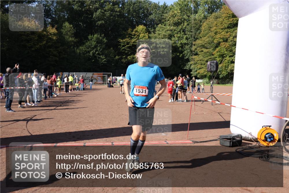 27.09.2026 - 35. Volkslauf durch das schöne Alstertal Strokosch-Dieckow http://msf.ph/oto/10585763 27.09.2026 11:56:09 Ziel 1019, 1531, 1534, 1560 meine-sportfotos.de