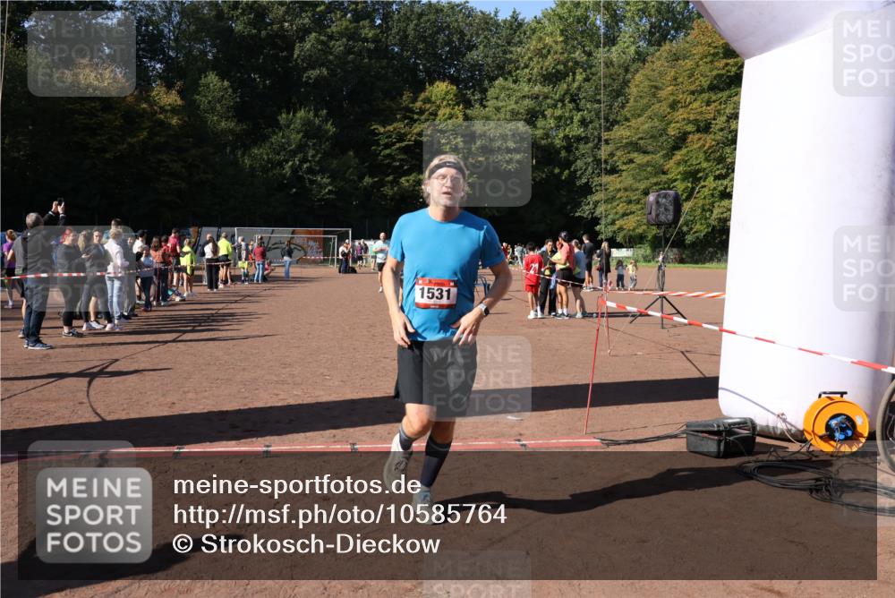 27.09.2026 - 35. Volkslauf durch das schöne Alstertal Strokosch-Dieckow http://msf.ph/oto/10585764 27.09.2026 11:56:09 Ziel 1019, 1531, 1534, 1560 meine-sportfotos.de