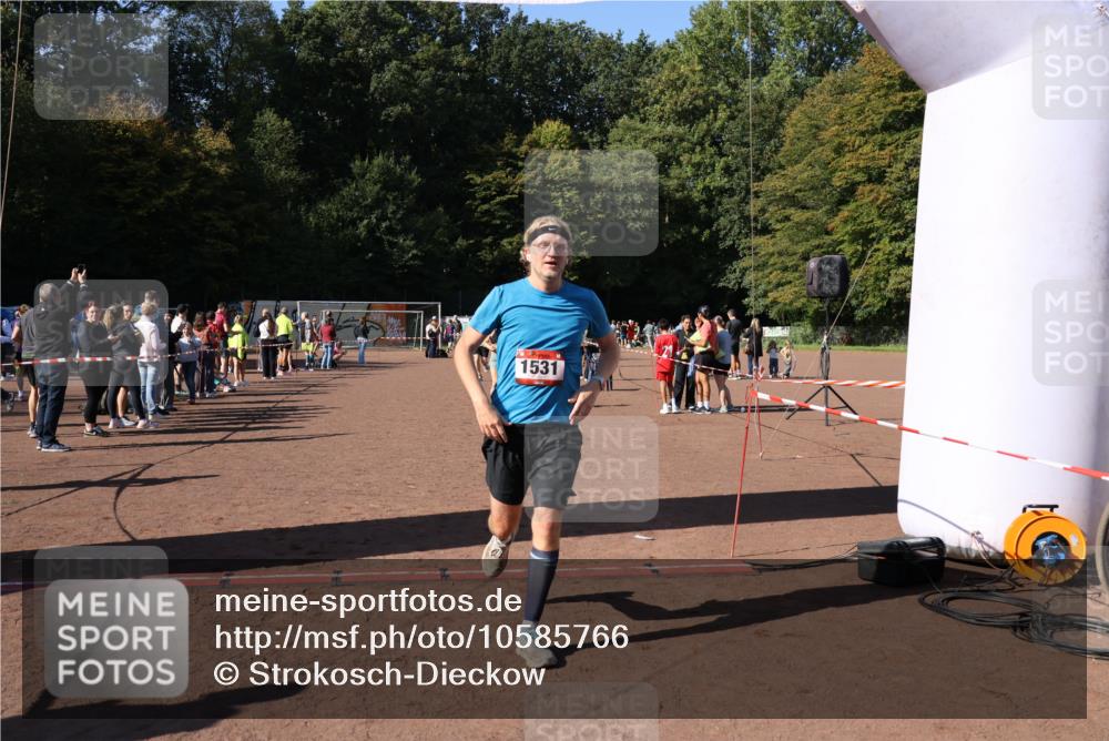 27.09.2026 - 35. Volkslauf durch das schöne Alstertal Strokosch-Dieckow http://msf.ph/oto/10585766 27.09.2026 11:56:09 Ziel 1019, 1531, 1534, 1560 meine-sportfotos.de
