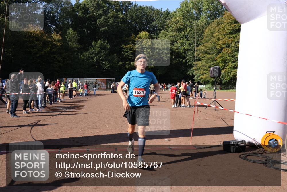 27.09.2026 - 35. Volkslauf durch das schöne Alstertal Strokosch-Dieckow http://msf.ph/oto/10585767 27.09.2026 11:56:09 Ziel 1019, 1531, 1534, 1560 meine-sportfotos.de