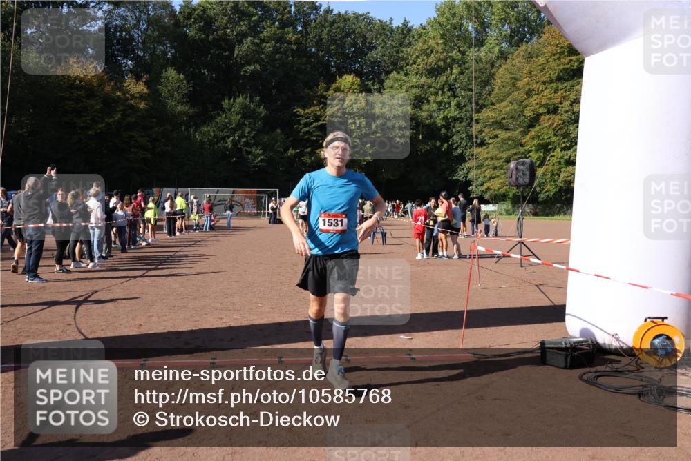 27.09.2026 - 35. Volkslauf durch das schöne Alstertal Strokosch-Dieckow http://msf.ph/oto/10585768 27.09.2026 11:56:09 Ziel 1019, 1531, 1534, 1560 meine-sportfotos.de