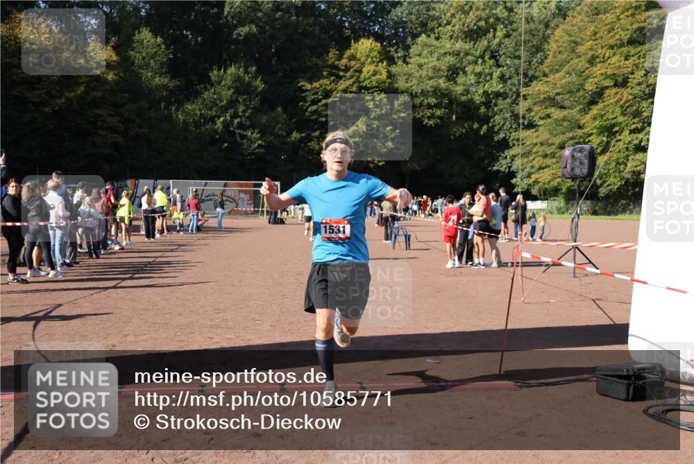 27.09.2026 - 35. Volkslauf durch das schöne Alstertal Strokosch-Dieckow http://msf.ph/oto/10585771 27.09.2026 11:56:08 Ziel 1019, 1531, 1534, 1560 meine-sportfotos.de