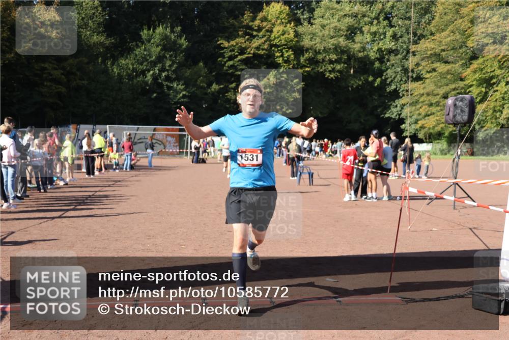 27.09.2026 - 35. Volkslauf durch das schöne Alstertal Strokosch-Dieckow http://msf.ph/oto/10585772 27.09.2026 11:56:08 Ziel 1019, 1531, 1534, 1560 meine-sportfotos.de