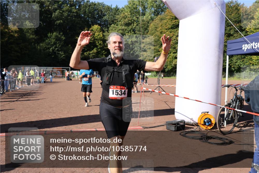 27.09.2026 - 35. Volkslauf durch das schöne Alstertal Strokosch-Dieckow http://msf.ph/oto/10585774 27.09.2026 11:56:07 Ziel 1019, 1531, 1534, 1560 meine-sportfotos.de