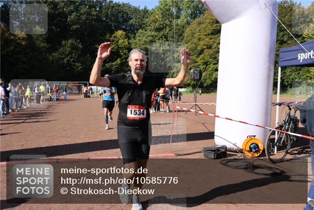 27.09.2026 - 35. Volkslauf durch das schöne Alstertal Strokosch-Dieckow http://msf.ph/oto/10585776 27.09.2026 11:56:07 Ziel 1019, 1531, 1534, 1560 meine-sportfotos.de