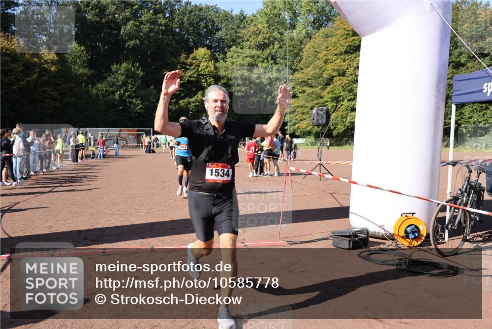 27.09.2026 - 35. Volkslauf durch das schöne Alstertal Strokosch-Dieckow http://msf.ph/oto/10585778 27.09.2026 11:56:07 Ziel 1019, 1531, 1534, 1560 meine-sportfotos.de