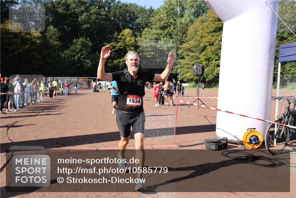27.09.2026 - 35. Volkslauf durch das schöne Alstertal Strokosch-Dieckow http://msf.ph/oto/10585779 27.09.2026 11:56:07 Ziel 1019, 1531, 1534, 1560 meine-sportfotos.de