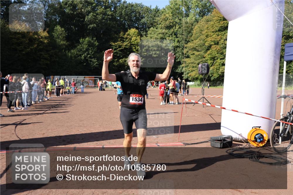 27.09.2026 - 35. Volkslauf durch das schöne Alstertal Strokosch-Dieckow http://msf.ph/oto/10585780 27.09.2026 11:56:07 Ziel 1019, 1531, 1534, 1560 meine-sportfotos.de