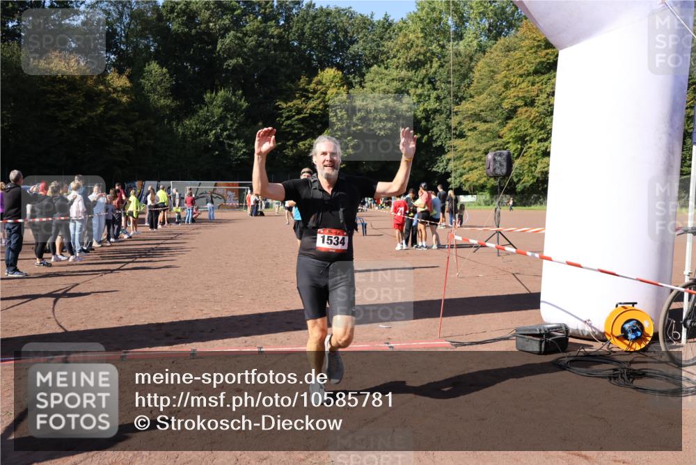 27.09.2026 - 35. Volkslauf durch das schöne Alstertal Strokosch-Dieckow http://msf.ph/oto/10585781 27.09.2026 11:56:07 Ziel 1019, 1531, 1534, 1560 meine-sportfotos.de