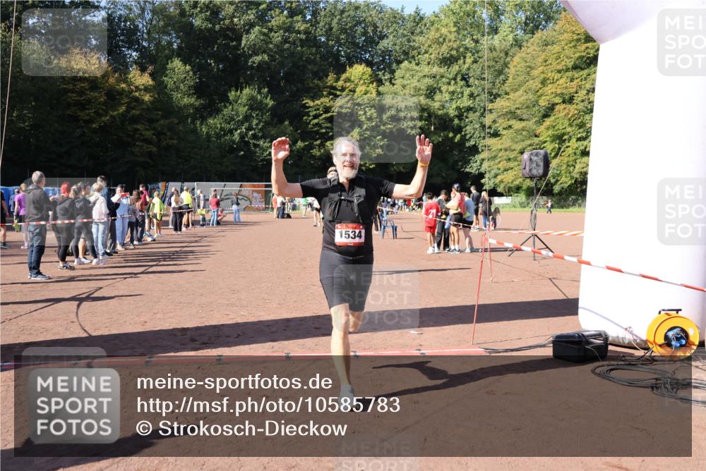 27.09.2026 - 35. Volkslauf durch das schöne Alstertal Strokosch-Dieckow http://msf.ph/oto/10585783 27.09.2026 11:56:06 Ziel 1019, 1531, 1534 meine-sportfotos.de