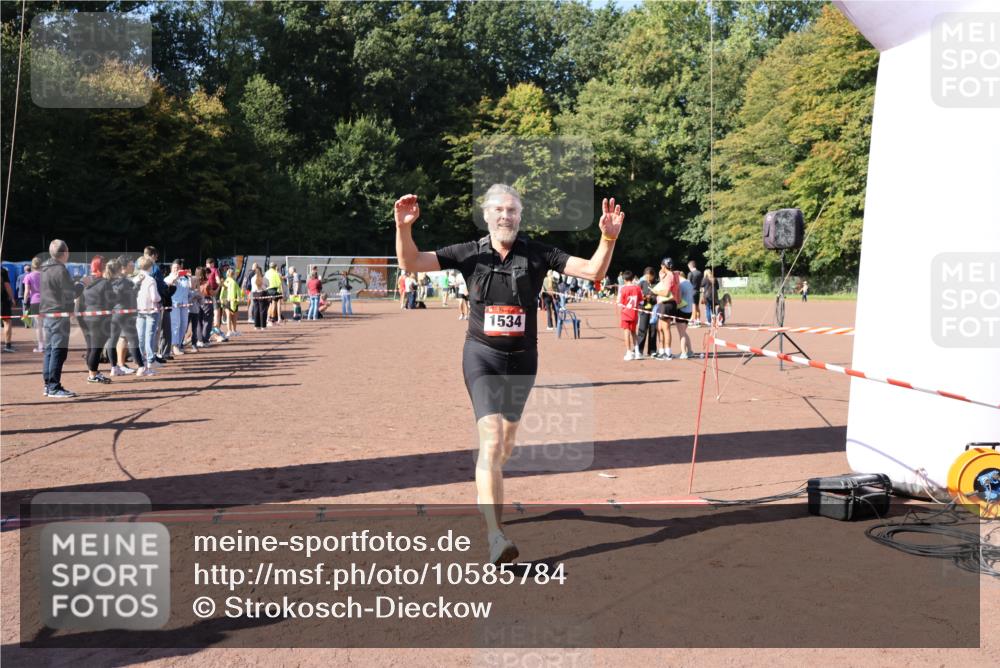 27.09.2026 - 35. Volkslauf durch das schöne Alstertal Strokosch-Dieckow http://msf.ph/oto/10585784 27.09.2026 11:56:06 Ziel 1019, 1531, 1534 meine-sportfotos.de