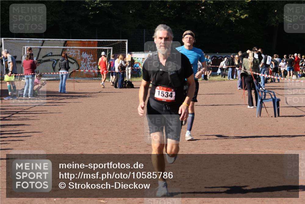 27.09.2026 - 35. Volkslauf durch das schöne Alstertal Strokosch-Dieckow http://msf.ph/oto/10585786 27.09.2026 11:56:05 Ziel 1019, 1531, 1534 meine-sportfotos.de