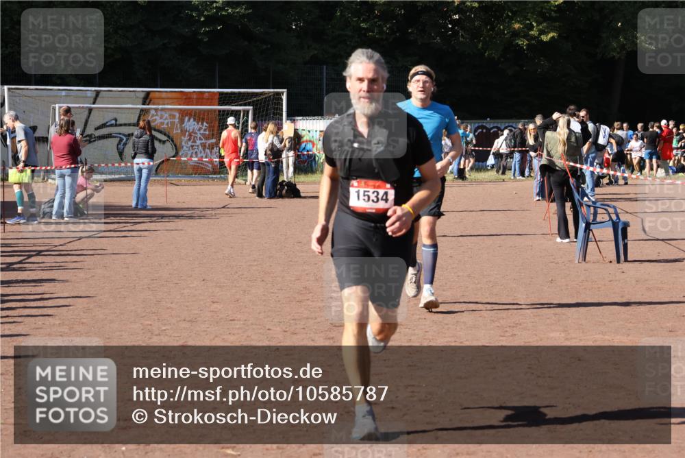 27.09.2026 - 35. Volkslauf durch das schöne Alstertal Strokosch-Dieckow http://msf.ph/oto/10585787 27.09.2026 11:56:05 Ziel 1019, 1531, 1534 meine-sportfotos.de