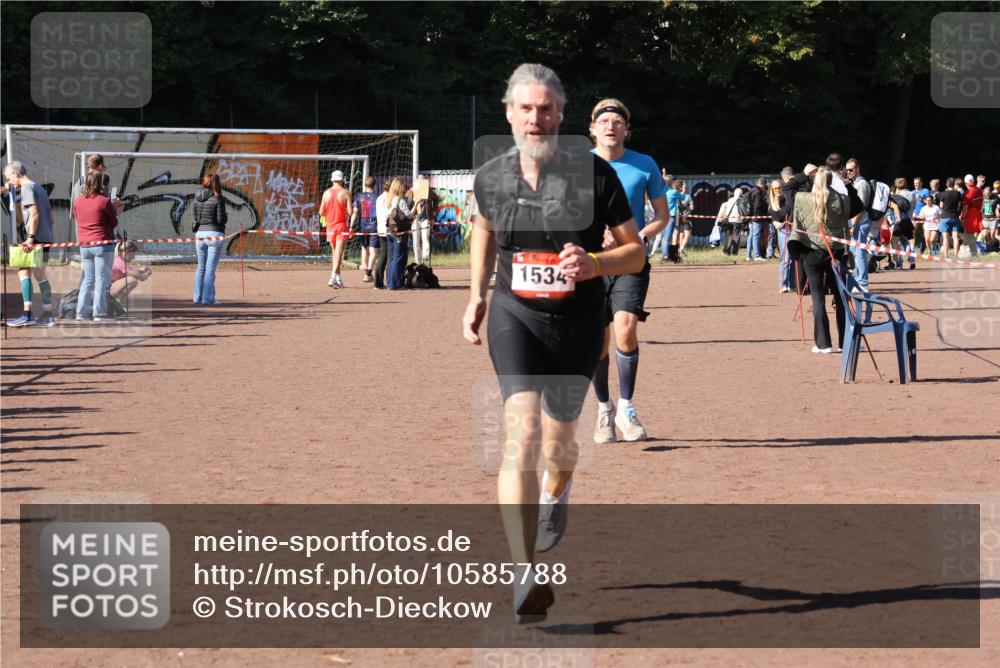 27.09.2026 - 35. Volkslauf durch das schöne Alstertal Strokosch-Dieckow http://msf.ph/oto/10585788 27.09.2026 11:56:05 Ziel 1019, 1531, 1534 meine-sportfotos.de
